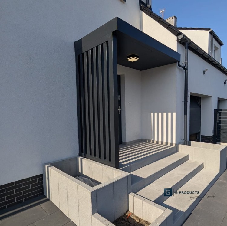 Daszek nad drzwi z szerokimi lamelami.jpg